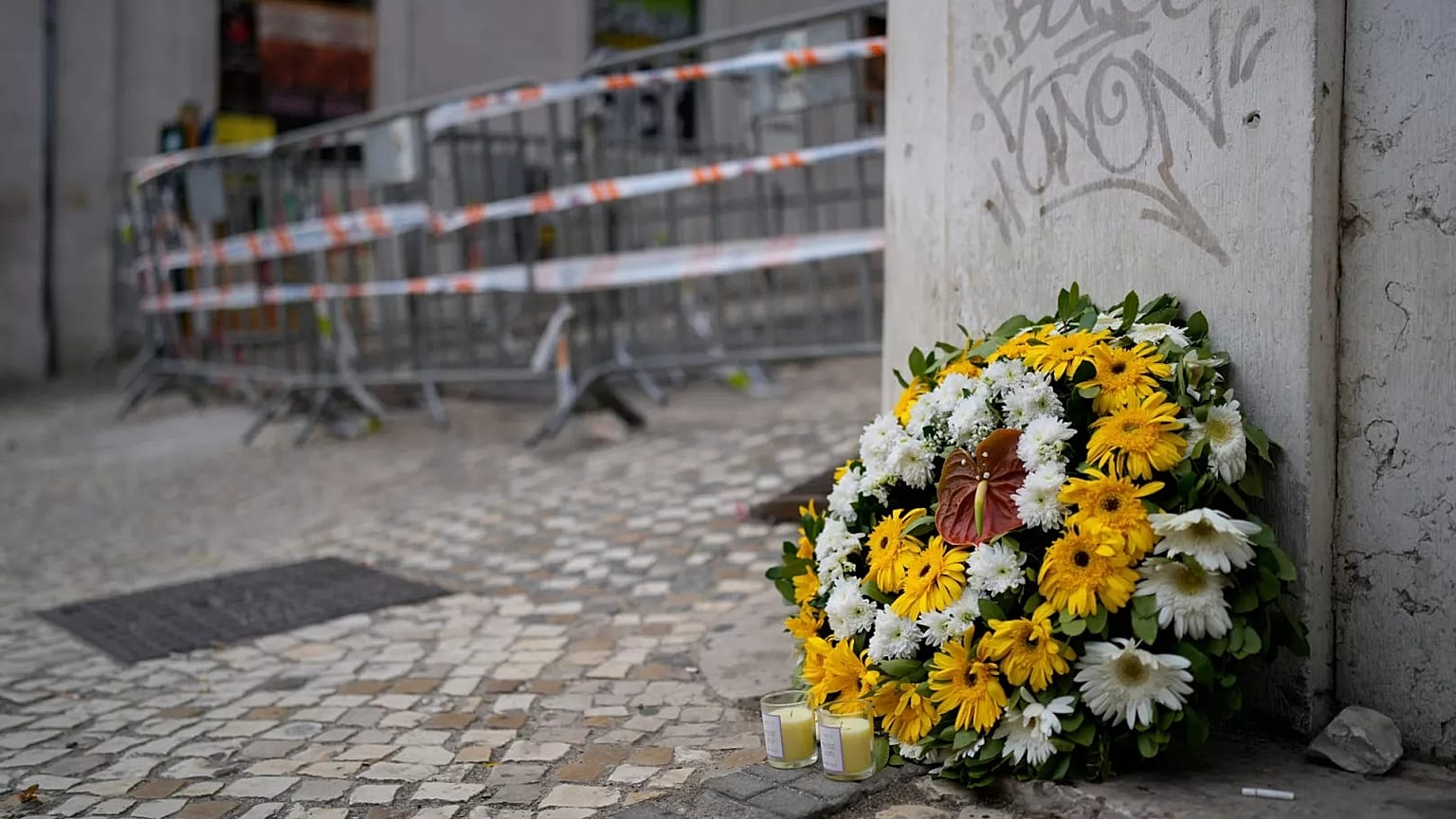Flowers at the site where a tourist streetcar derailed and crashed in Lisbon, 5 September, 2025