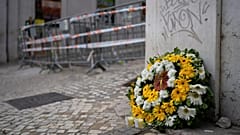 Flores en el lugar donde descarriló y se estrelló un tranvía turístico en Lisboa, 5 de septiembre de 2025.