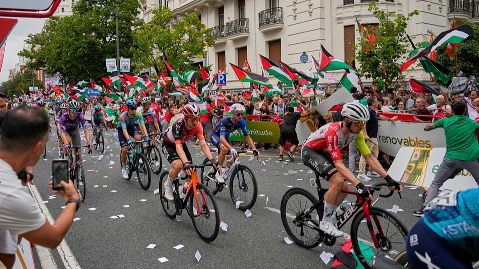 متظاهرون يرفعون الأعلام الفلسطينية خلال المرحلة الحادية عشرة من طواف إسبانيا في بلباو، 3 سبتمبر 2025.