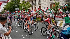 متظاهرون يرفعون الأعلام الفلسطينية خلال المرحلة الحادية عشرة من طواف إسبانيا في بلباو، 3 سبتمبر 2025.