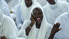 Eine Frau spricht Gebete, während die Menschen in Dakar, Senegal, am Freitag, dem 5. September 2025, den Geburtstag des Propheten Muhammad, Mawlid, feiern.