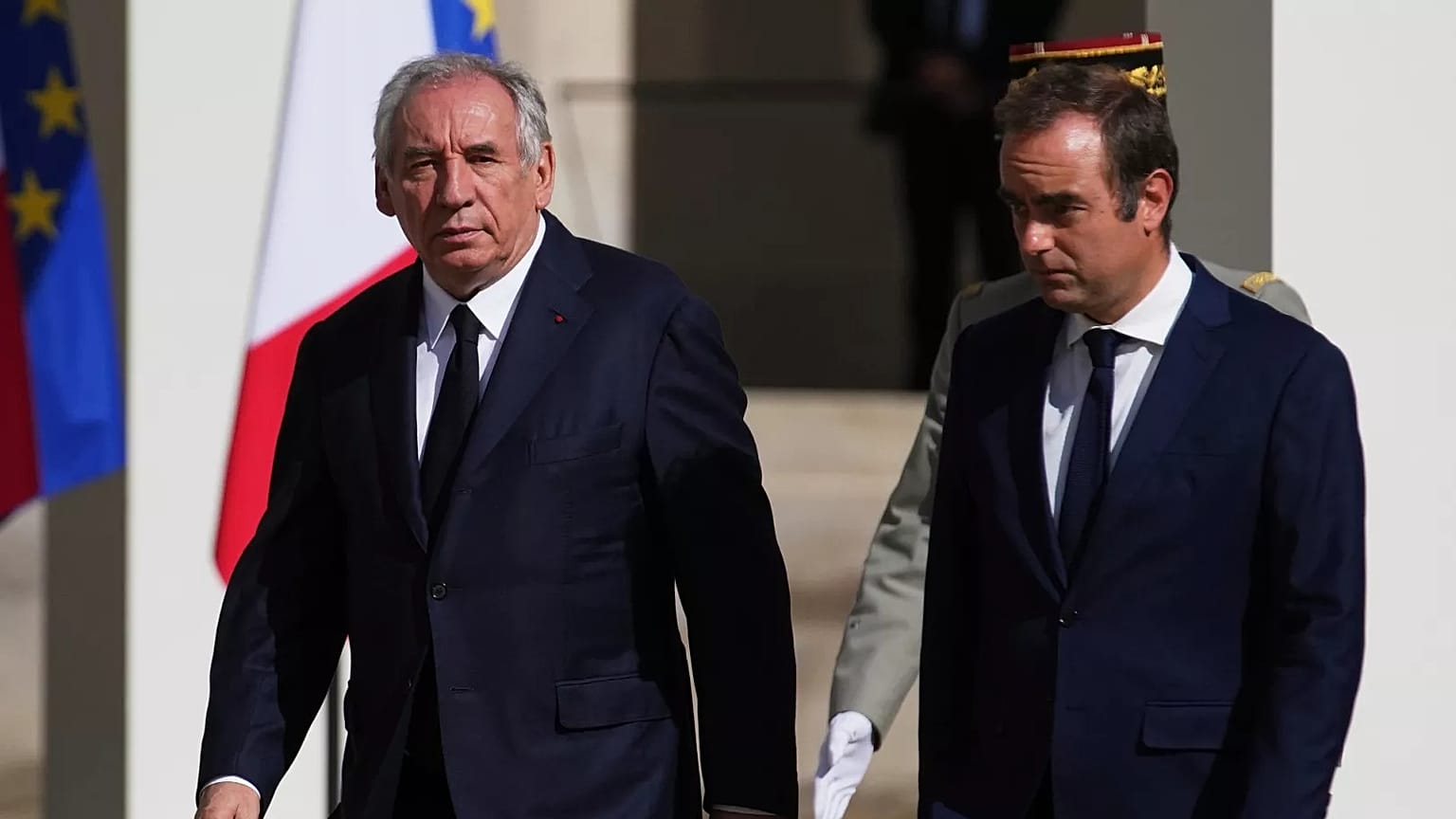 François Bayrou (izquierda) y el ministro de Defensa, Sébastien Lecornu, asisten a una ceremonia militar en la Explanada de los Inválidos en París, el 5 de septiembre de 2025.