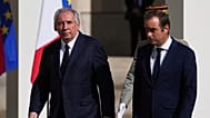 François Bayrou (izquierda) y el ministro de Defensa, Sébastien Lecornu, asisten a una ceremonia militar en la Explanada de los Inválidos en París, el 5 de septiembre de 2025.