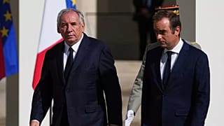 François Bayrou (izquierda) y el ministro de Defensa, Sébastien Lecornu, asisten a una ceremonia militar en la Explanada de los Inválidos en París, el 5 de septiembre de 2025.