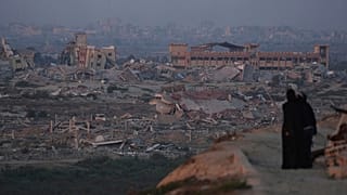 فلسطينيون ينظرون إلى الدمار الذي خلفته الهجمات الجوية والأرضية الإسرائيلية في وسط قطاع غزة، الخميس 4 سبتمبر/أيلول 2025.