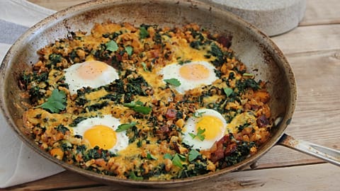 تُظهر هذه الصورة، الملتقطة في 6 مارس/آذار 2017، مقلاة إفطار على الطريقة الريفية مع بيض ولحم مقدد وخضراوات في كورونادو، كاليفورنيا