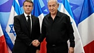 Le Premier ministre israélien Benjamin Netanyahu, à droite, accueille le président français Emmanuel Macron avant leurs entretiens à Jérusalem, mardi 24 octobre 2023. 