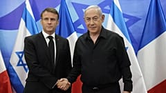 رئيس الوزراء الإسرائيلي بنيامين نتنياهو، إلى اليمين، يرحب بالرئيس الفرنسي إيمانويل ماكرون قبل محادثاتهما في القدس، الثلاثاء 24 أكتوبر/تشرين الأول 2023. 