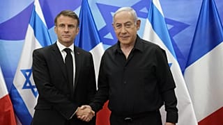 Le Premier ministre israélien Benjamin Netanyahu, à droite, accueille le président français Emmanuel Macron avant leurs entretiens à Jérusalem, mardi 24 octobre 2023. 