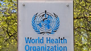 شعار ومبنى مقر منظمة الصحة العالمية (WHO) في جنيف، سويسرا،