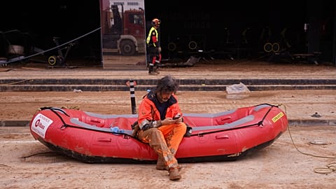 Un bombero espera sentado en una lancha para entrar en el aparcamiento subterráneo inundado del centro comercial MN4, el lunes 4 de noviembre de 2024.