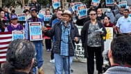 Varios migrantes se manifiestan en un juzgado de San Francisco, California, en marzo de 2024, ante una audiencia contra las políticas migratorias de la Administración Trump.