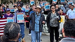 Varios migrantes se manifiestan en un juzgado de San Francisco, California, en marzo de 2024, ante una audiencia contra las políticas migratorias de la Administración Trump.