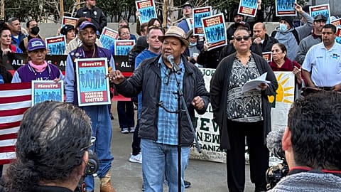 Migranti manifestano in un tribunale di San Francisco, California, nel marzo 2024, prima di un'udienza contro le politiche di immigrazione dell'amministrazione Trump.
