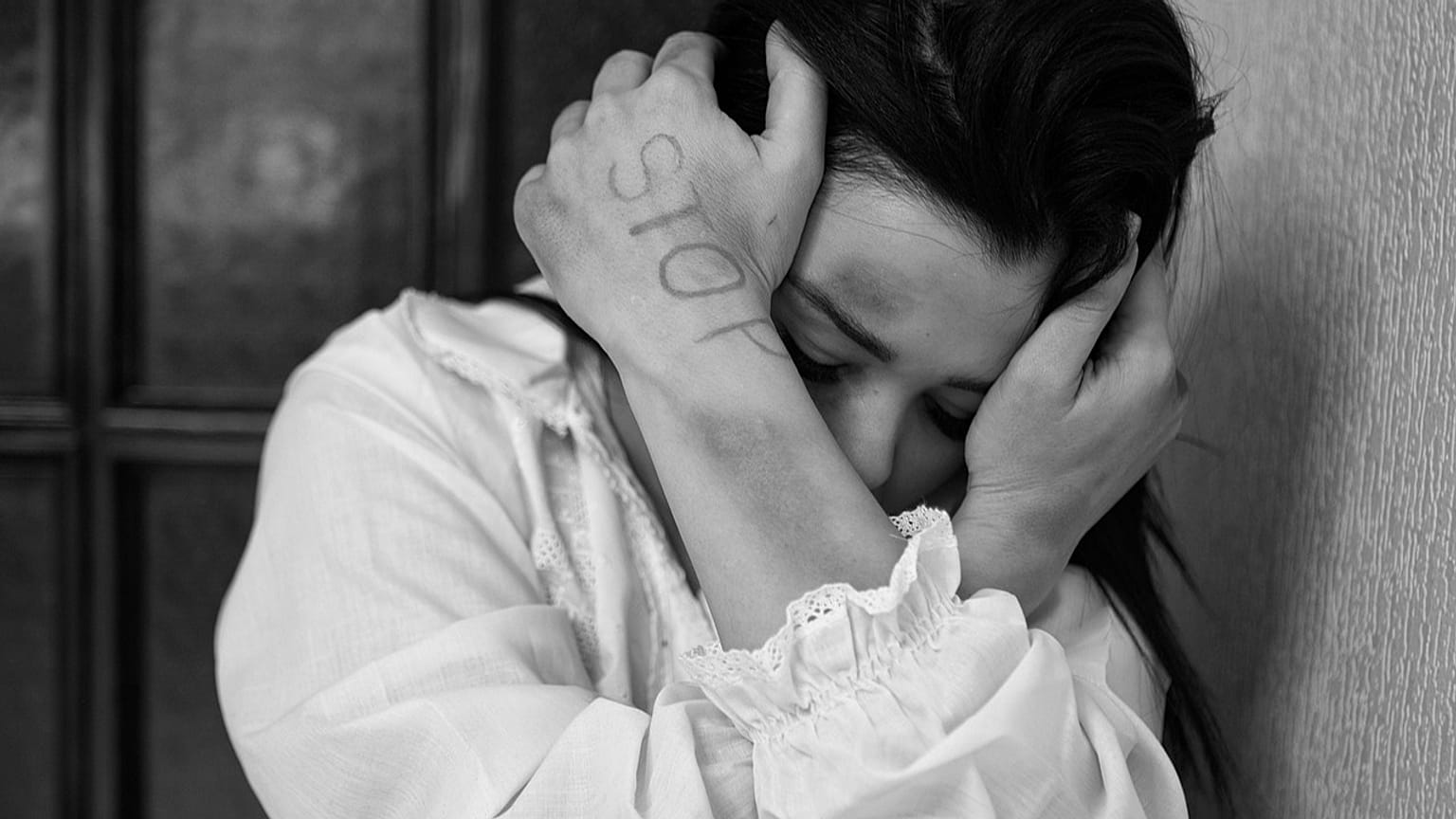 ضحية تعاني من آثار العنف.