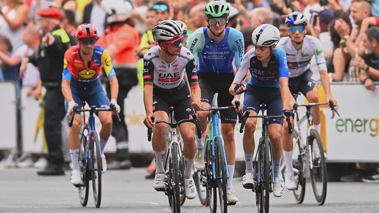 Un grupo de corredores se dispones a cruzar la meta, durante la 11ª etapa de La Vuelta en Bilbao.