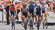 Un grupo de corredores se dispones a cruzar la meta, durante la 11ª etapa de La Vuelta en Bilbao.