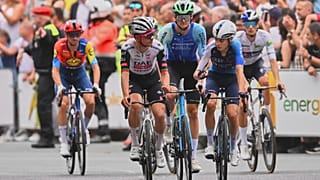 Un grupo de corredores se dispones a cruzar la meta, durante la 11ª etapa de La Vuelta en Bilbao.