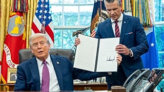 يتحدث الرئيس دونالد ترامب وهو يسلم أمرا تنفيذيا موقعا إلى وزير الدفاع بيت هيغسيث, في المكتب البيضاوي للبيت الأبيض, يوم الجمعة, سبتمبر. 5، 2025 ، في واشنطن. 