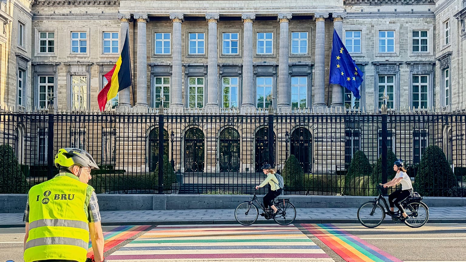 Persone passano in bicicletta davanti al Parlamento belga a Bruxelles, in Belgio, martedì 2 settembre 2025. 