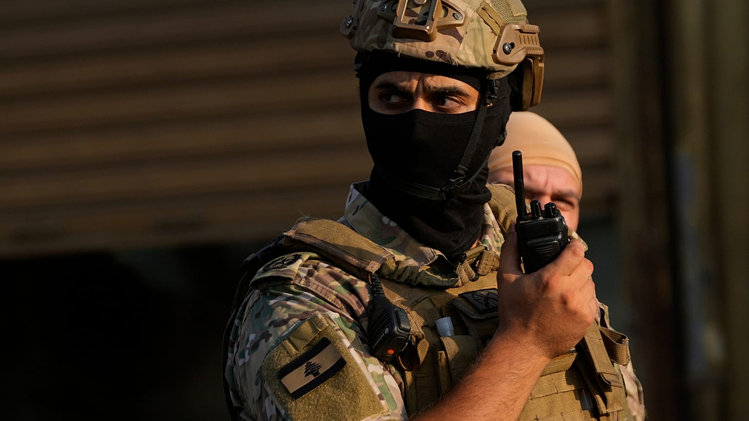 ضابط في الجيش اللبناني يتحدث عبر جهازه اللاسلكي، بيروت، الخميس 21 آب/أغسطس 2025. 