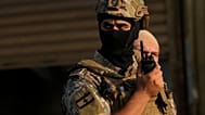 ضابط في الجيش اللبناني يتحدث عبر جهازه اللاسلكي، بيروت، الخميس 21 آب/أغسطس 2025. 