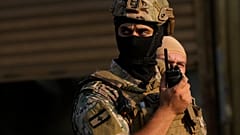 ضابط في الجيش اللبناني يتحدث عبر جهازه اللاسلكي، بيروت، الخميس 21 آب/أغسطس 2025. 