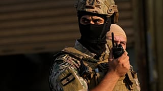 ضابط في الجيش اللبناني يتحدث عبر جهازه اللاسلكي، بيروت، الخميس 21 آب/أغسطس 2025. 
