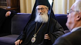 Ο Πρόεδρος της Δημοκρατίας Κωνσταντίνος Τασούλας (Δ) συνομιλεί με τον Αρχιεπίσκοπο Σινά, Δαμιανό (Α), στη συνάντησή τους στο Προεδρικό Μέγαρο , την Τρίτη 17 Ιουνίου 2025