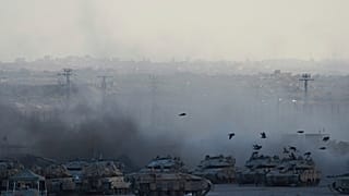 جنود إسرائيليون يعملون على دبابة في منطقة تجمع على الحدود مع قطاع غزة في جنوب إسرائيل, الأربعاء, سبتمبر. 3, 2025. 