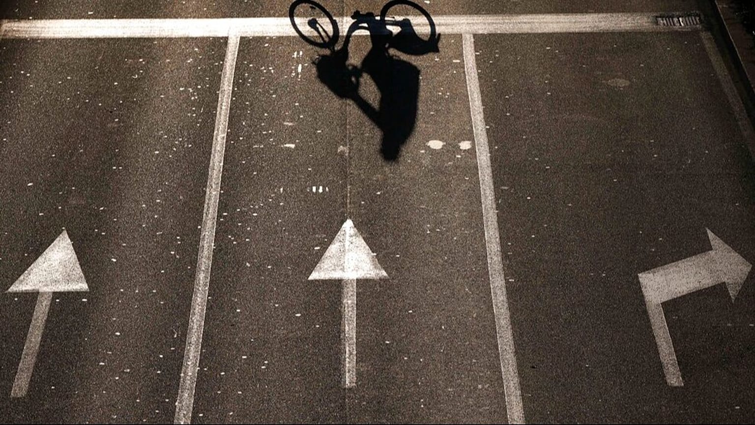Ombre d'un cycliste à Milan, Italie, le 17 décembre 2015.