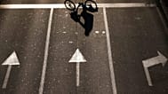 Ombre d'un cycliste à Milan, Italie, le 17 décembre 2015.