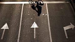 Ombre d'un cycliste à Milan, Italie, le 17 décembre 2015.