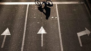 Ombre d'un cycliste à Milan, Italie, le 17 décembre 2015.