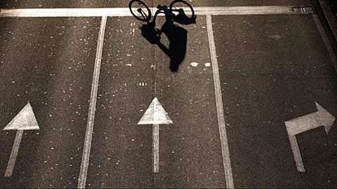 Sombra de um ciclista em Milão, Itália, a 17 de dezembro de 2015.