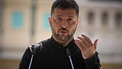 Wołodymyr Zełenski przemawia podczas wspólnej konferencji prasowej z premierem Norwegii w Kijowie, 25 sierpnia 2025 r.
