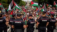 أشخاص يحملون الأعلام الفلسطينية يجلسون في الشارع بعد تعطيل المرحلة الحادية عشرة من سباق فويلتا الإسباني للدراجات في بلباو 3 سبتمبر 2025
