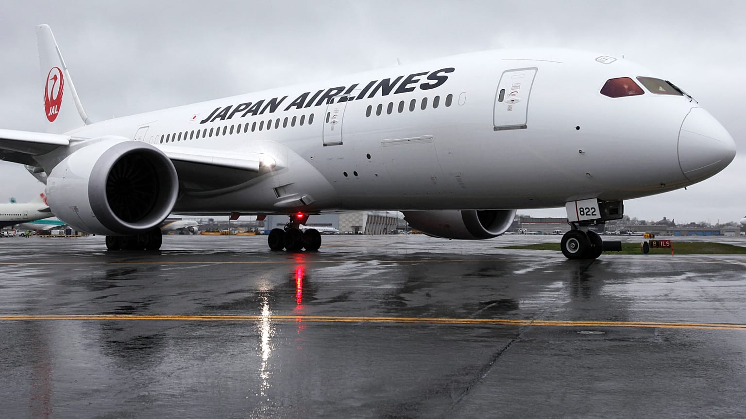 طائرة بوينغ 787 تابعة لشركة الخطوط الجوية اليابانية تتجه نحو المدرج في مطار لوغان الدولي في بوسطن في رحلتها الافتتاحية المباشر�� من بوسطن إلى طوكيو، الأحد 22 أبريل/ نيسان 2012.