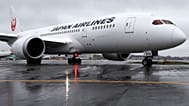 طائرة بوينغ 787 تابعة لشركة الخطوط الجوية اليابانية تتجه نحو المدرج في مطار لوغان الدولي في بوسطن في رحلتها الافتتاحية المباشر�� من بوسطن إلى طوكيو، الأحد 22 أبريل/ نيسان 2012.