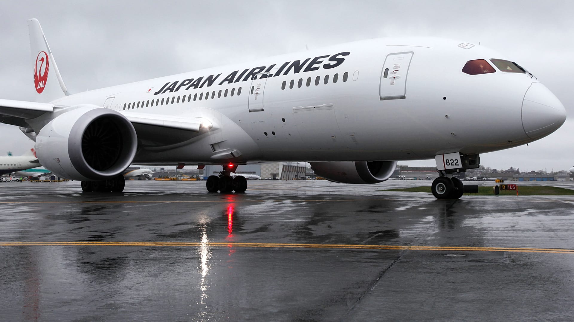 طائرة بوينغ 787 تابعة لشركة الخطوط الجوية اليابانية تتجه نحو المدرج في مطار لوغان الدولي في بوسطن في رحلتها الافتتاحية المباشر�� من بوسطن إلى طوكيو، الأحد 22 أبريل/ نيسان 2012.