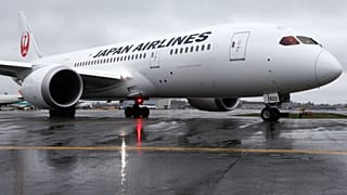 طائرة بوينغ 787 تابعة لشركة الخطوط الجوية اليابانية تتجه نحو المدرج في مطار لوغان الدولي في بوسطن في رحلتها الافتتاحية المباشر�� من بوسطن إلى طوكيو، الأحد 22 أبريل/ نيسان 2012.