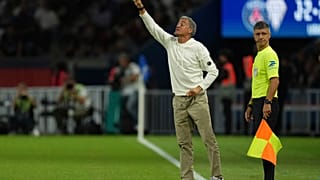 Az SG vezetőedzője, Luis Enrique utasításokat ad játékosainak a Ligue 1 labdarúgó-mérkőzésen, amelyen a Paris Saint-Germain az Angers ellen játszik a Parc des Princes stadionb