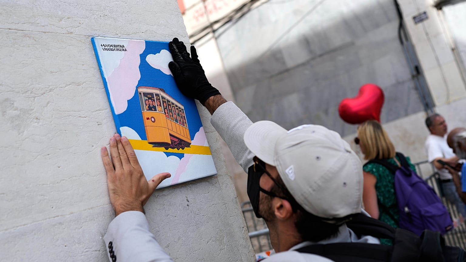 Auf der Plaza de Restauradores strömen die Tribute weiter