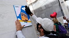 Les hommages continuent d'affluer sur la place des Restauradores