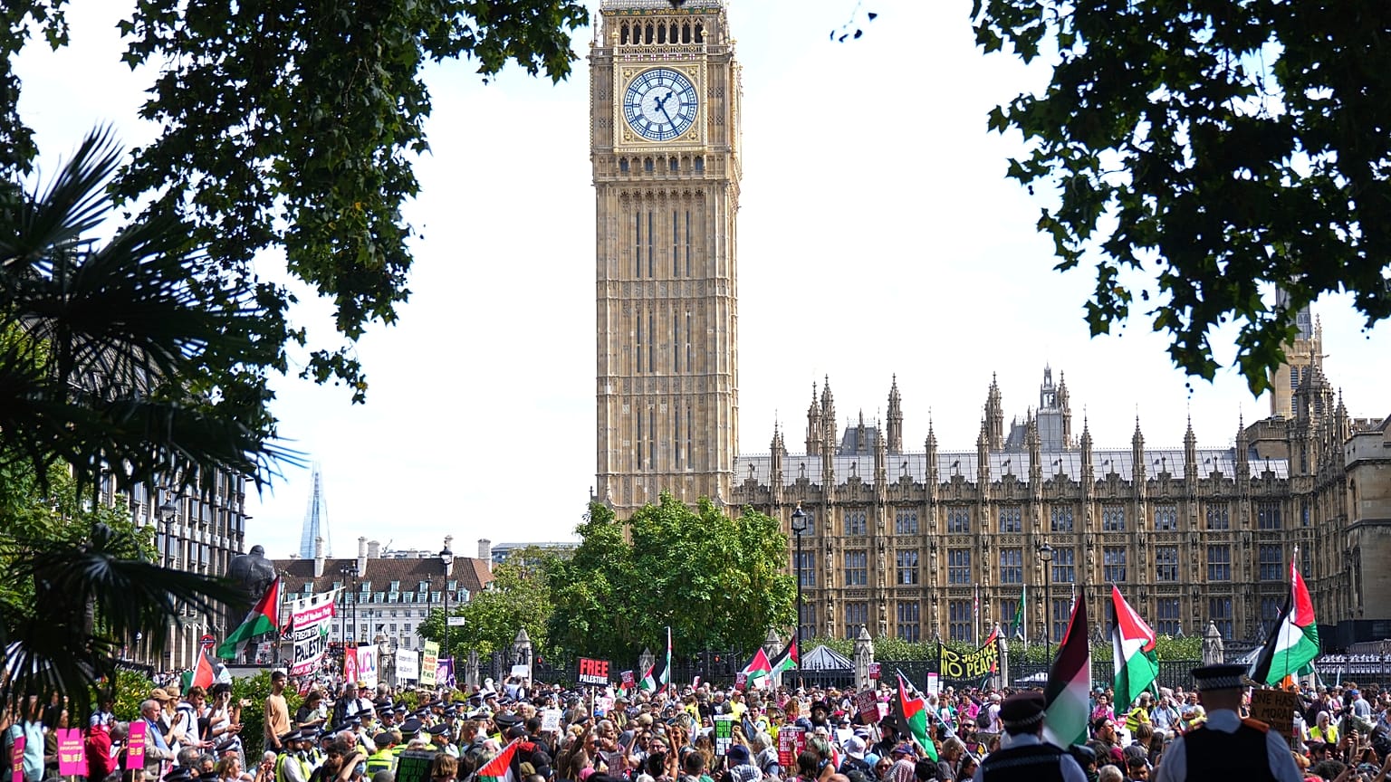 الشرطة تراقب المتظاهرين في ساحة البرلمان خلال احتجاج لدعم حركة "فلسطين أكشن" في لندن، السبت 6 سبتمبر/ أيلول 2025.
