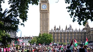 الشرطة تراقب المتظاهرين في ساحة البرلمان خلال احتجاج لدعم حركة "فلسطين أكشن" في لندن، السبت 6 سبتمبر/ أيلول 2025.