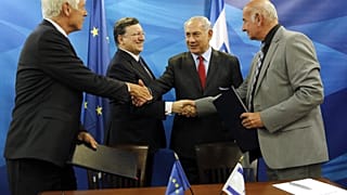 رئيس المفوضية الأوروبية يصافح وزير العلوم والتكنولوجيا والفضاء الإسرائيلي يعقوب بيري ونتنياهو مع سفير الاتحاد الأوروبي لدى إسرائيل في القدس، الأحد 8 يونيو/ حزيران 2014.