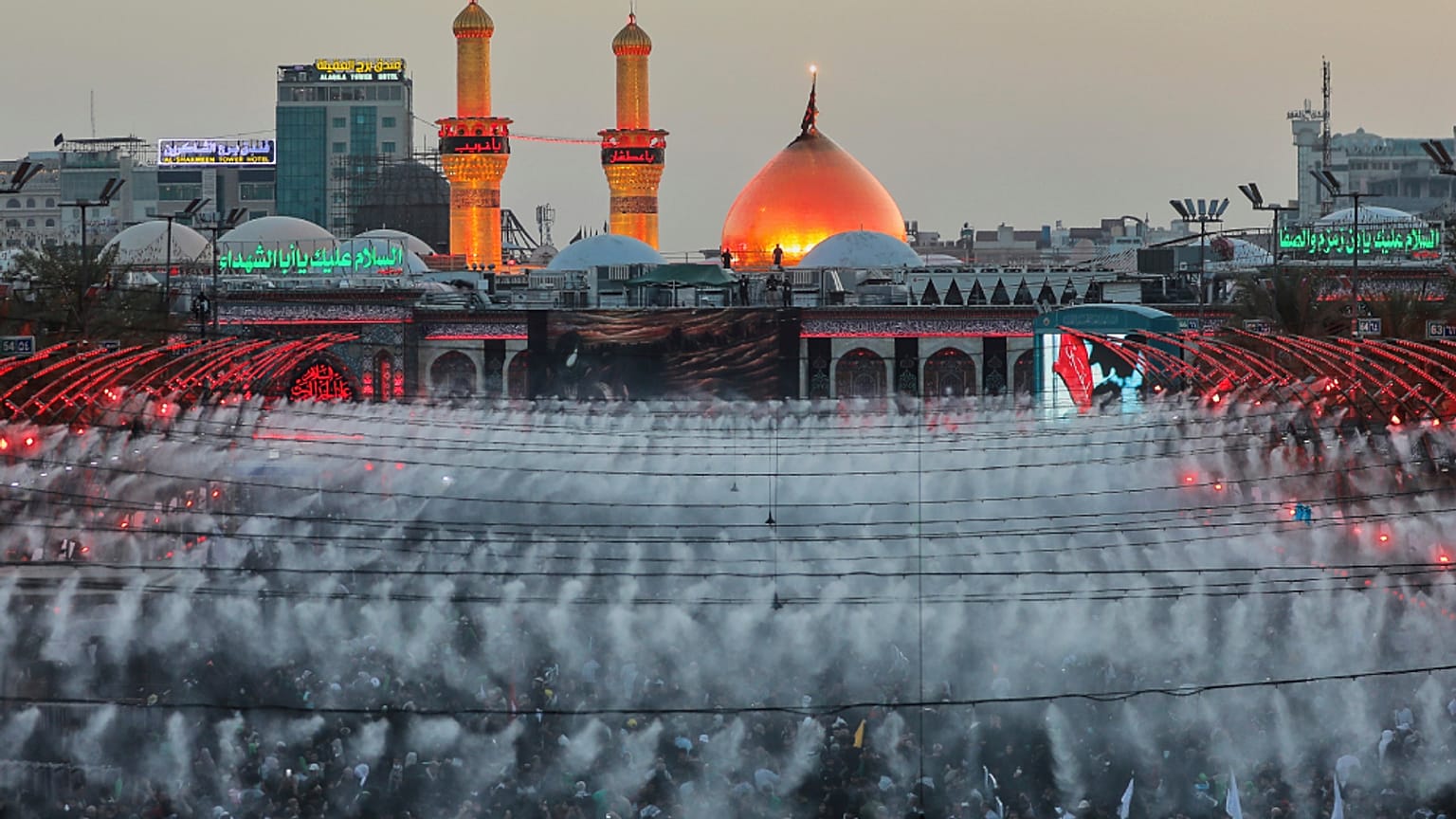 يشارك الحجاج الشيعة في الأربعينية، التي تمثل نهاية فترة الحداد التي استمرت 40 يومًا بعد عاشوراء، في كربلاء بالعراق، الخميس 14 أغسطس/ آب 2025.