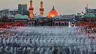 يشارك الحجاج الشيعة في الأربعينية، التي تمثل نهاية فترة الحداد التي استمرت 40 يومًا بعد عاشوراء، في كربلاء بالعراق، الخميس 14 أغسطس/ آب 2025.