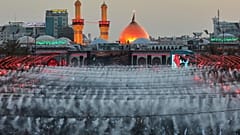 يشارك الحجاج الشيعة في الأربعينية، التي تمثل نهاية فترة الحداد التي استمرت 40 يومًا بعد عاشوراء، في كربلاء بالعراق، الخميس 14 أغسطس/ آب 2025.